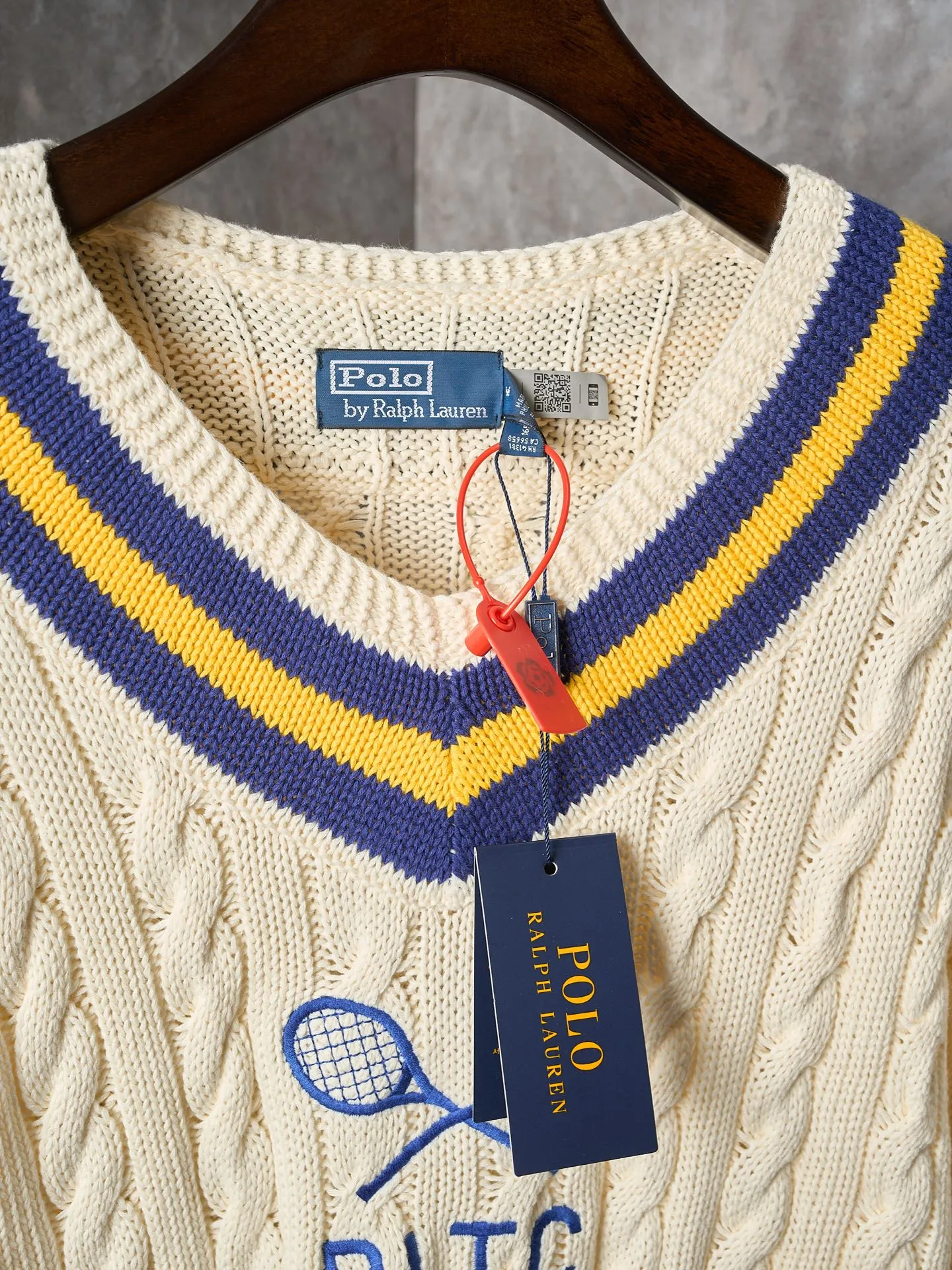 P450 Actual hanging auction] Ralph Lauren/Ralph Lauren tennis cable knitted long-sleeved V-neck sweater [Ready stock] S M L The crossed tennis racket pattern and RLTC lettering on the chest are a clever tribute to the brand's sports spirit. It has an atmosphere of freedom and vitality and is highly recognizable. It interprets high-end style with unique details and paints an enchanting artistic picture. It adopts imported machine embroidery technology and uses advanced computer control systems and precision mechanical components to realize the tennis racket pattern and RLTC lettering embroidery. High precision. The lines are smooth and delicate. Three-dimensional cable weaving. Through clever shifting and interweaving of coils. Cross-shift adjacent coils to form a twisting effect. The lines are smooth and regular. Time-consuming and labor-intensive. Garment washing water is softened and deodorized. The clothes are deeply cleaned and deodorized through professional washing equipment and specific detergents. The feel and appearance of the clothes are improved, and the fit is improved.